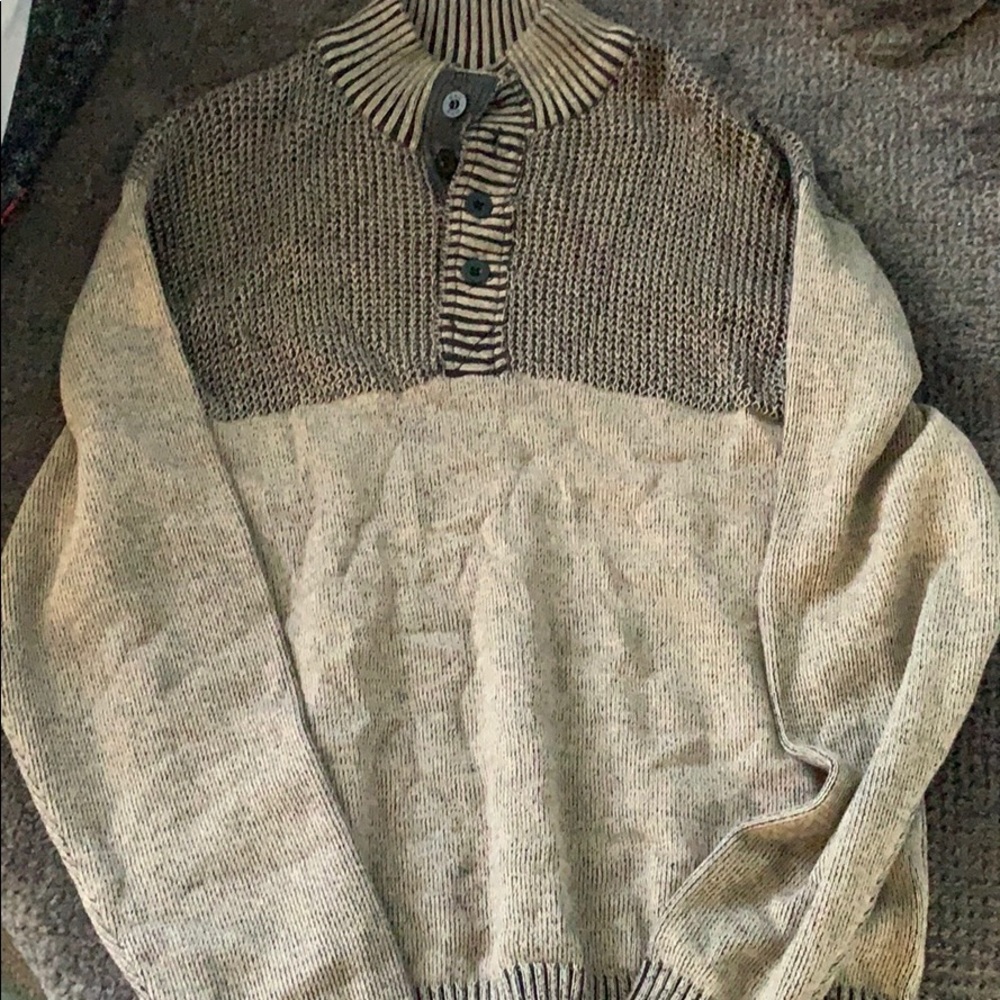 Men’s L buckle sweater